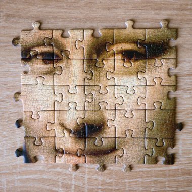 Leonardo Da Vinci 'den Kadın Yüzlü Mona Liza La Gioconda' nın Yapboz Bulmacası, ahşap arka planda antik bir resimden, yakın plan