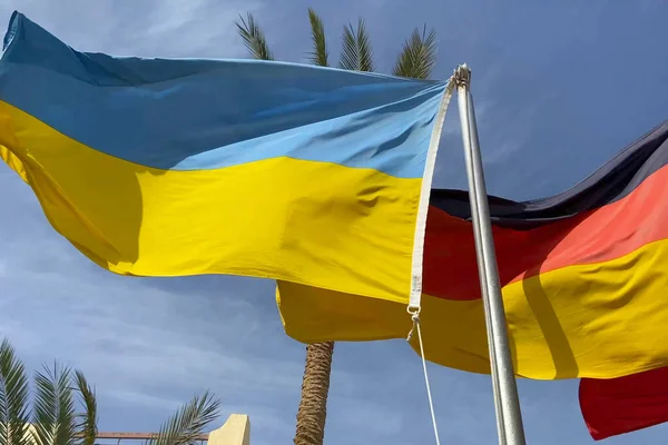 Deux Drapeaux Ukraine Allemagne Agitant Dans Vent Ciel Nuageux Concept — Photo