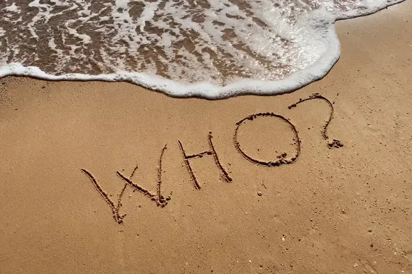 Quem Mandou Mensagem Escrito Mão Superfície Areia Onda Azul Oceano — Fotografia de Stock