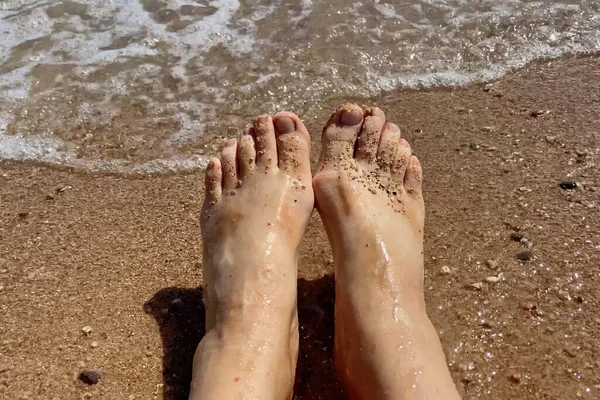 Nogi Kobiety Piaszczystej Plaży Falującym Morzem Nogi Kobiety Problemem Kobiecymi — Zdjęcie stockowe