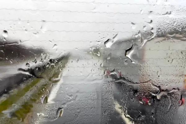 Θολή Εικόνα Βροχή Στο Highrway Δυνατή Βροχή Στο Παρμπρίζ Παρμπρίζ — Φωτογραφία Αρχείου