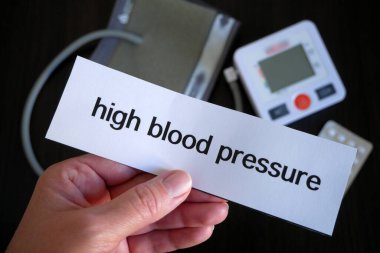 Kan basıncı, tonometre arkaplan, yakın plan, konsept üzerine el yazması HIGHT KLOOD baskısı