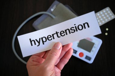 Kâğıt üzerinde, birçok hap ve siyah ahşap zemin üzerinde uyuşturucu arasında bir metin, başarılı tedavi stratejisi, konsept