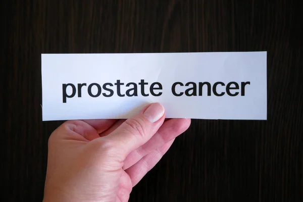 Hand Håller Inskriptionen Prostata Cancer Papperet Svart Trä Bakgrund Närbild — Stockfoto