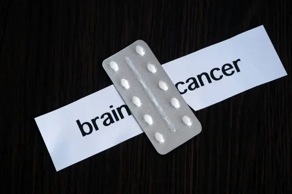 Piller Blister Mellan Två Bitar Papper Med Text Hjärnan Cancer — Stockfoto