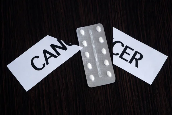 Piller Blister Mellan Två Bitar Papper Med Text Cancer Svart — Stockfoto