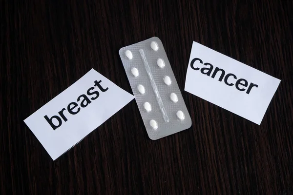 Testo Carta Seno Cancro Tra Molte Pillole Farmaci Sfondo Legno — Foto Stock