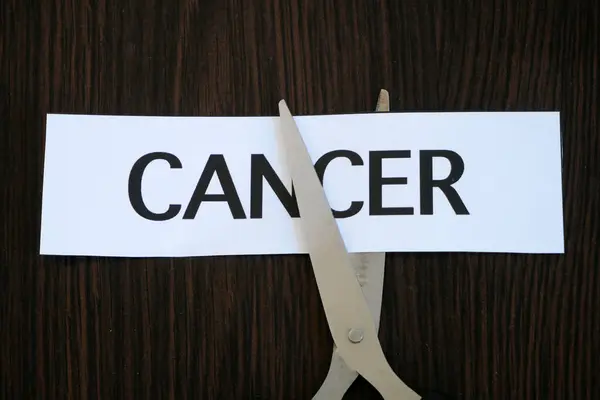 Las Tijeras Cortan Piezas Papel Con Texto Cancer Sobre Fondo — Foto de Stock