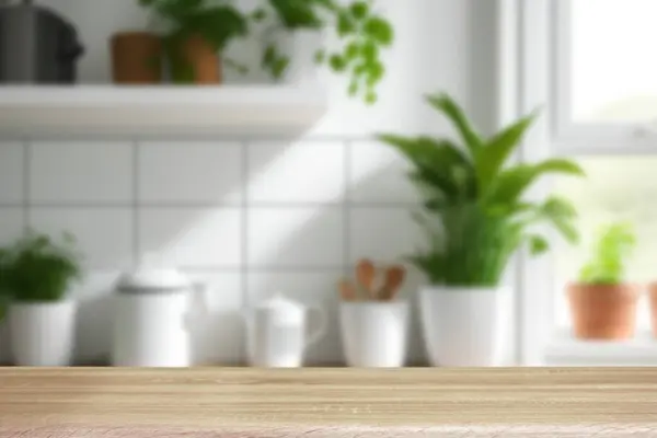 ブレイクモダンなインテリア 空の木製テーブルトップ ブルーボケモダンなキッチンの背景 製品のモンタージュ クローズアップのための準備ができている製品ディスプレイのためのキッチンテーブルトップ — ストック写真