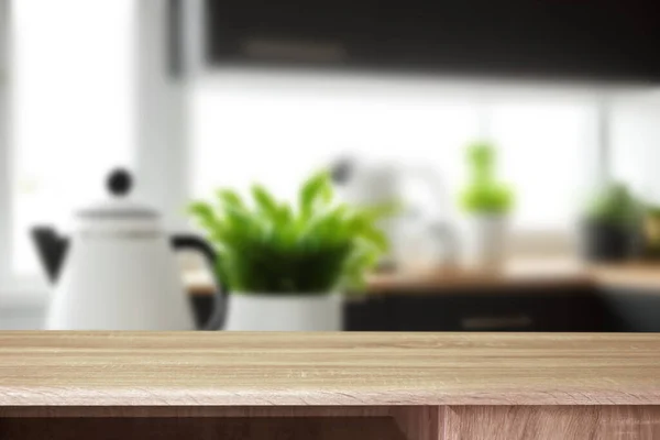 Kuchyňský Stůl Deska Pro Produkt Displej Rozmazaným Moderním Interiérem Prázdný — Stock fotografie