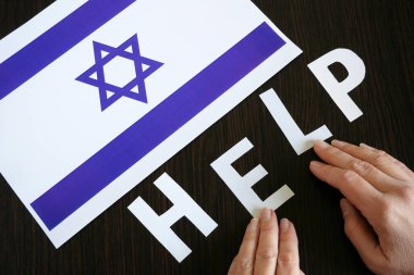 İsrail bayrağının arka planına karşı kelime yardımı, Hamas konseptinin bombalanmasından sonra İsrail vatandaşlarına destek, yakın plan