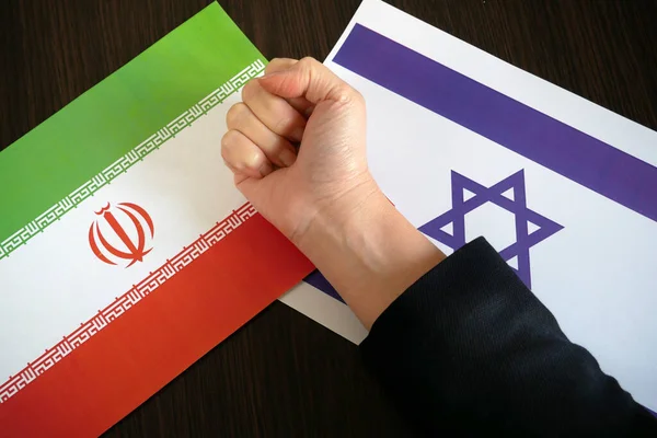 이스라엘과 이란의 깃발의 배경에 주먹에 손가락 하마스에 이스라엘의 사이의 스톡 사진