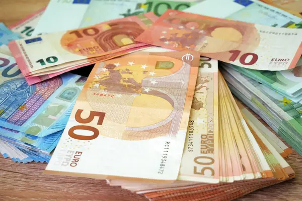 在木制背景上堆积如山的欧元钱 货币现金 特写镜头 免版税图库照片