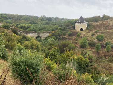 Khotyn Fortess, Ukrayna kalesi. Ukrayna 'nın yedi harikasından biri. Khotyn Kalesi 'nin dış görünüşü, Khotyn kasabasındaki Dinyester kıyısında güçlendirme kompleksi, açık hava.