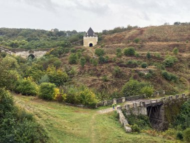 Khotyn Fortess, Ukrayna kalesi. Ukrayna 'nın yedi harikasından biri. Khotyn Kalesi 'nin dış görünüşü, Khotyn kasabasındaki Dinyester kıyısında güçlendirme kompleksi, açık hava.