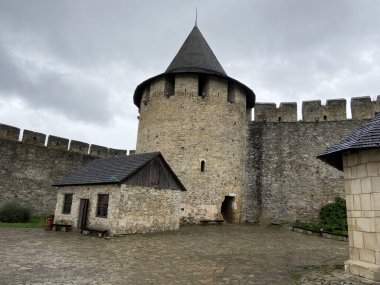 Khotyn Fortess, Ukrayna kalesi. Ukrayna 'nın yedi harikasından biri. Khotyn Kalesi 'nin dış görünüşü, Khotyn kasabasındaki Dinyester kıyısında güçlendirme kompleksi, açık hava.