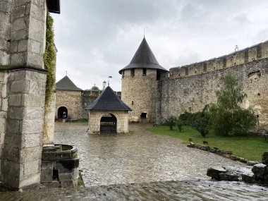 Khotyn Fortess, Ukrayna kalesi. Ukrayna 'nın yedi harikasından biri. Khotyn Kalesi 'nin dış görünüşü, Khotyn kasabasındaki Dinyester kıyısında güçlendirme kompleksi, açık hava.