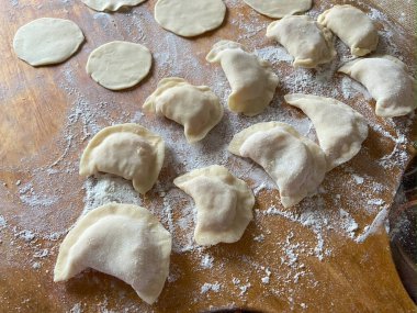 Çiğ ravioli makarna ve un. Macro, Taze Peynirli Ravioli, ev yapımı. Yakın çekim
