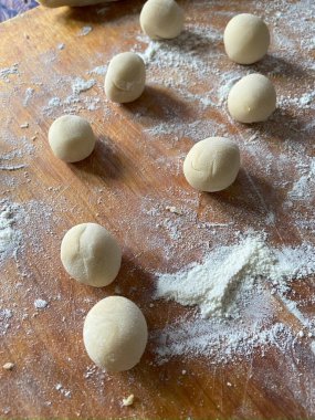 Çiğ ravioli makarna ve un. Macro, Taze Peynirli Ravioli, ev yapımı. Yakın çekim