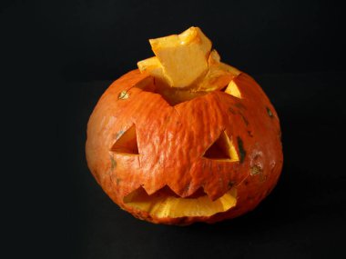 Komik Jack O Lantern Cadılar Bayramı balkabağı içinde mum ışığı olan siyah arka planda, yakın plan
