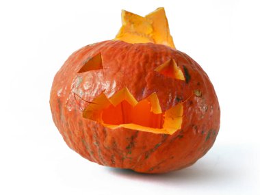 Taze oyulmuş Jack-o-Lantern Balkabağı beyaz arka planda izole edilmiş, Komik Jack O Lantern Cadılar Bayramı balkabağı içinde mum ışığı, yakın plan