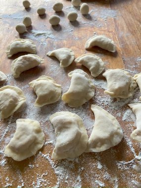 Çiğ ravioli makarna ve un. Macro, Taze Peynirli Ravioli, ev yapımı. Yakın çekim