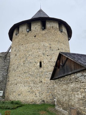 Khotyn Fortess, Ukrayna kalesi. Ukrayna 'nın yedi harikasından biri. Khotyn Kalesi 'nin dış görünüşü, Khotyn kasabasındaki Dinyester kıyısında güçlendirme kompleksi, açık hava.
