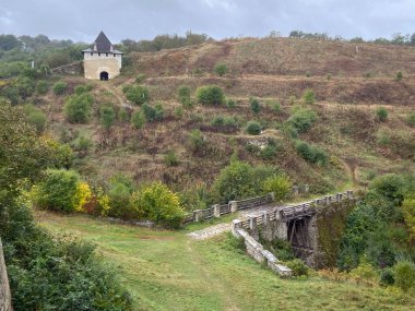 Khotyn Fortess, Ukrayna kalesi. Ukrayna 'nın yedi harikasından biri. Khotyn Kalesi 'nin dış görünüşü, Khotyn kasabasındaki Dinyester kıyısında güçlendirme kompleksi, açık hava.