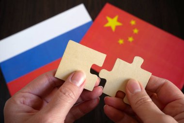 Rusya ve Çin 'in bayrakları, iki ülkenin dostluğu ve ortaklığı, yakın plan.