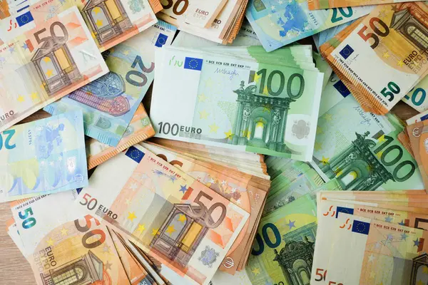 Gran Pila Dinero Euros Sobre Fondo Madera Dinero Efectivo Primer Imagen de archivo
