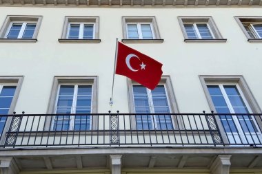 Ön cephesinde kocaman bir Türk bayrağı olan güzel bir bina. Kapalı, kapalı.