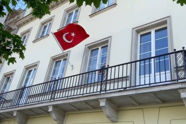 Ön cephesinde kocaman bir Türk bayrağı olan güzel bir bina. Kapalı, kapalı.