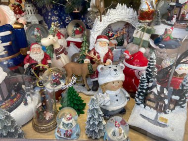 Noel çanak çömleği ve sofra takımı bir ev dekorasyon dükkanında sergileniyor. Tabaklar, bardaklar, Noel oyuncakları, mağazada vitrin, kapanış.