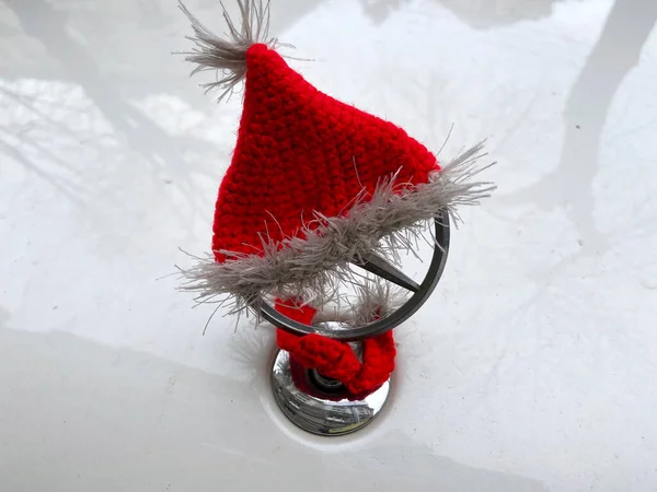 Шляпу Санта Клауса Наденут Символ Автомобиля Mercedes Концепцию Рождественского Новогоднего Стоковая Картинка