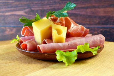 Soğuk Tütsülenmiş Et, Jambon, Sosis, Soğuk Et, Peynir. Tabak, antipasto, ahşap tabak. Dilimlenmiş jambonlu, jambonlu, jambonlu soğuk et tabağı. Yakın çekim.