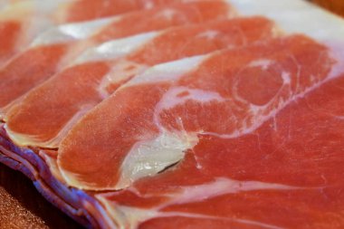 Tahta zeminde Jamon 'un Dilimleri, yakın plan, makro