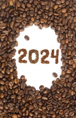 Kahve çekirdekleri ve beyaz arka planda 2024 numara, Mutlu Noeller ve 2024 mutlu yıllar, konsept, yakın plan