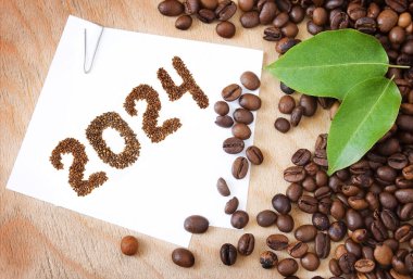 Kahve çekirdekleri ve beyaz arka planda 2024 numara, Mutlu Noeller ve 2024 mutlu yıllar, konsept, yakın plan
