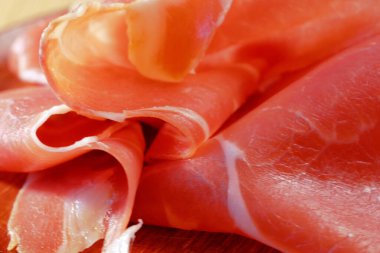 Tahta zeminde Jamon 'un Dilimleri, yakın plan, makro
