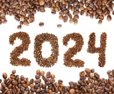 Kahve çekirdekleri ve beyaz arka planda 2024 numara, Mutlu Noeller ve 2024 mutlu yıllar, konsept, yakın plan
