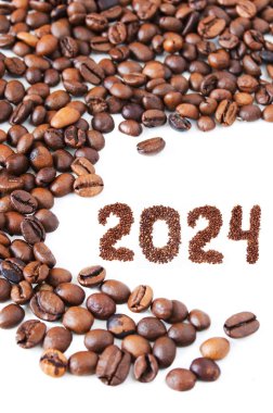 Kahve çekirdekleri ve beyaz arka planda 2024 numara, Mutlu Noeller ve 2024 mutlu yıllar, konsept, yakın plan