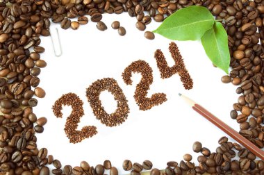 Kahve çekirdekleri ve beyaz arka planda 2024 numara, Mutlu Noeller ve 2024 mutlu yıllar, konsept, yakın plan