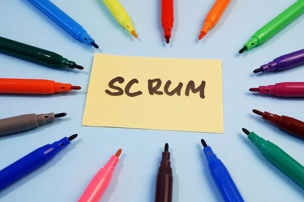 наклейка с надписью схватки и много карандашей вокруг, совместная работа и программное обеспечение схватки гибкой методологии концепции