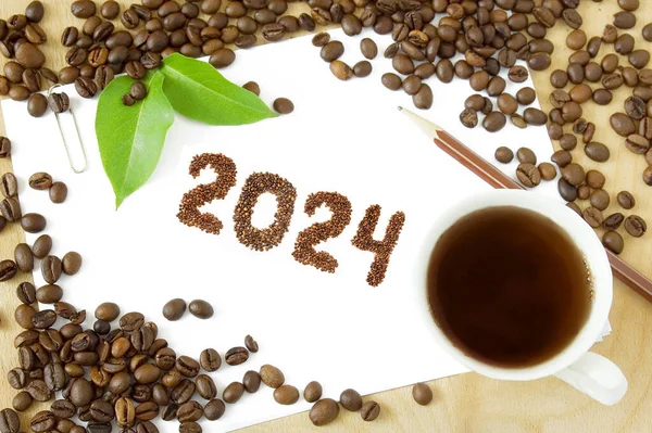 Kahve çekirdekleri ve beyaz arka planda 2024 numara, Mutlu Noeller ve 2024 mutlu yıllar, konsept, yakın plan