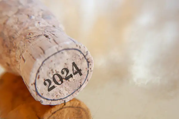 Nieuwjaarsdecoraties Stralende Achtergrond Met Kopieerruimte Chocolademunten Champagnekurk 2024 Kerstachtergrond Rijkdom Stockafbeelding