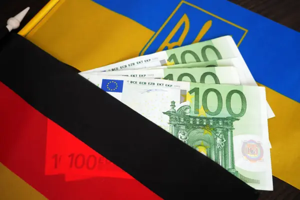 ドイツとウクライナの国旗とユーロの積み重ね ロシアとの戦争で欧州連合からウクライナへの支援と援助 ウクライナを救う 戦争を止める ストック写真