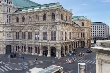 Viyana, Avusturya - 26 Mart 2024: güneşli bir günde ünlü opera binasının cephesi. Tarihi opera binası Viyana şehrinin simgesi ve simgesidir. Popüler seyahat yeri, açık hava.