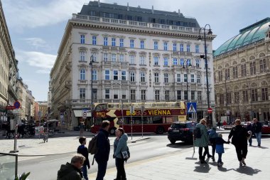 Viyana, Avusturya - 26 Mart 2024: Viyana 'da turizm gezileri için otobüs, Opera Binası yakınlarındaki eski şehir merkezindeki Kırmızı Büyük Otobüs Viyana. Açık havada.