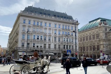 Viyana, Avusturya - 26 Mart 2024: Turistler at arabasıyla Viyana 'nın eski şehir merkezini geziyorlar.