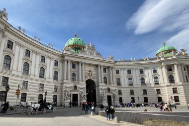 Viyana, Avusturya - 26 Mart 2024: Güneşli bir günde, St. Michael Meydanı 'nda (Michaelerplatz) Hofburg Sarayı